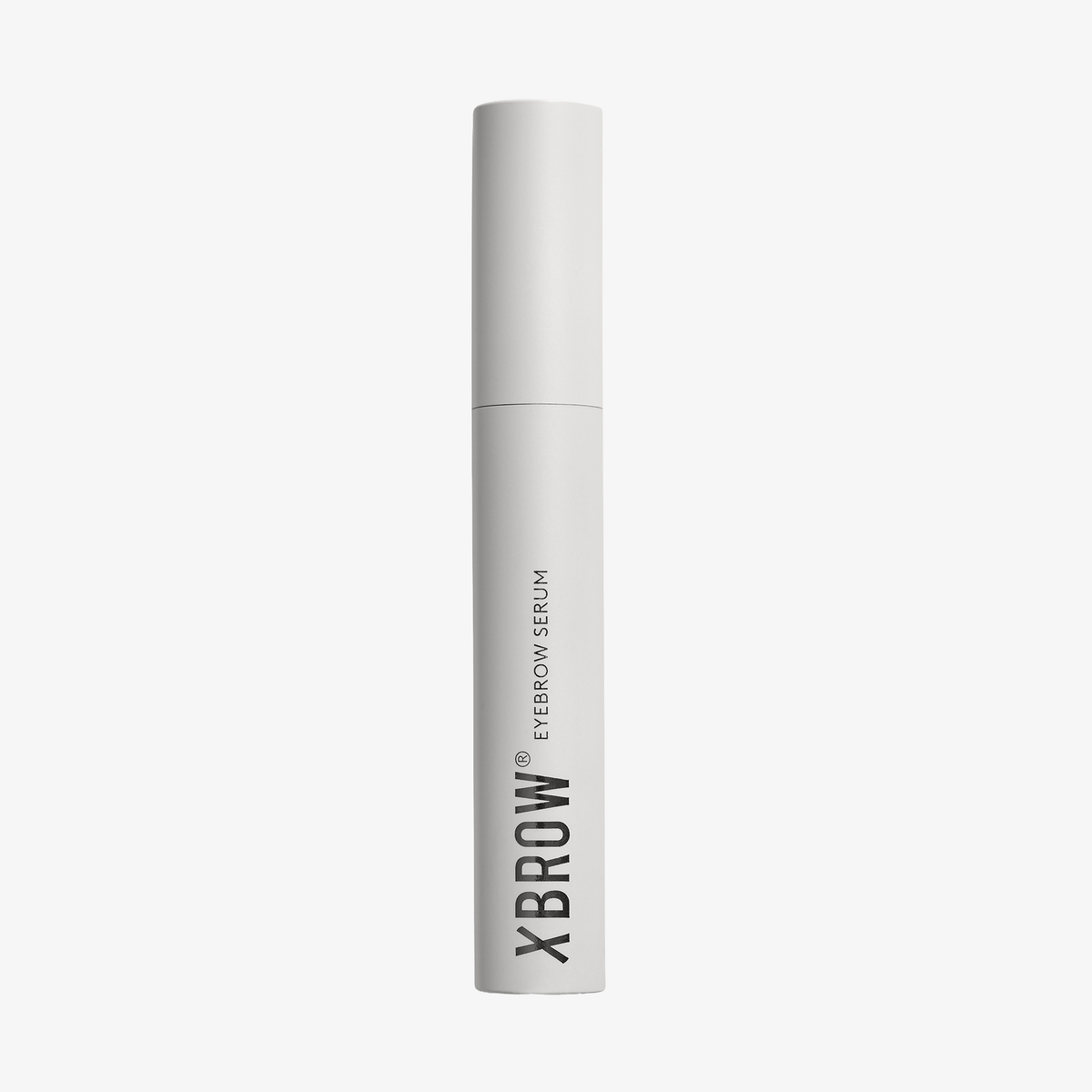 Eine weiße Tube des Xbrow Eyebrow Serums von XLASH steht aufrecht vor einem schlichten weißen Hintergrund.