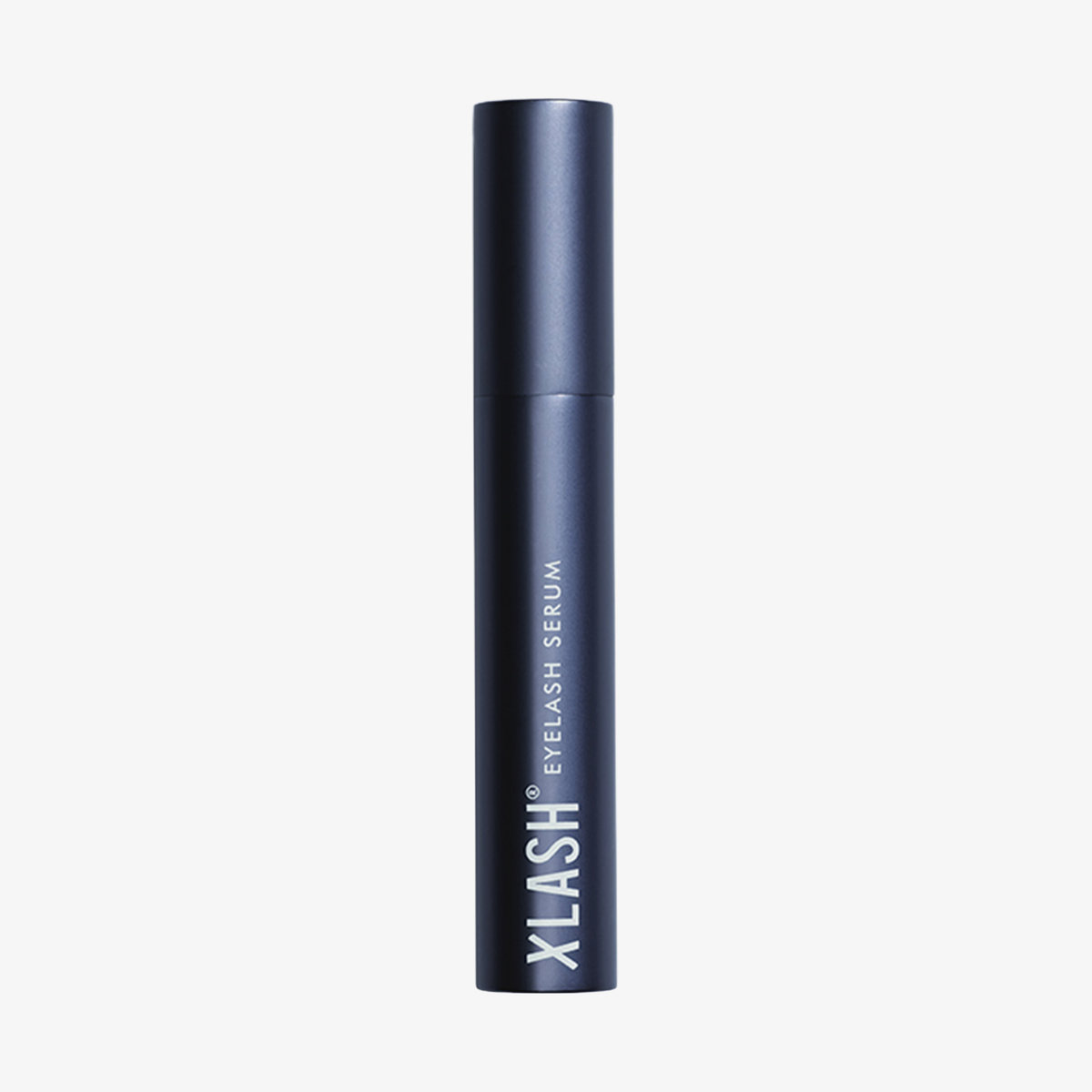 Ein 1-ml-Flakon mit XLASH-Wimpernseren in einer dunkelblauen Tube steht aufrecht auf einem schlichten weißen Hintergrund.