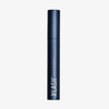 Eine dunkelblaue Tube des XLASH Xlash Wimpernseren steht aufrecht auf einem weißen Hintergrund.