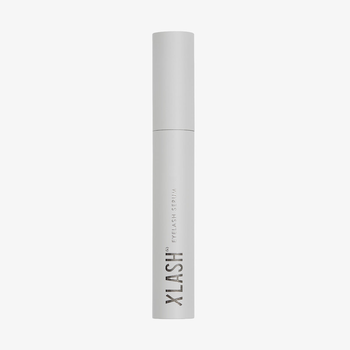 Eine silberne Tube des Xlash Eyelash Serum steht aufrecht vor einem weißen Hintergrund.