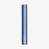 Eine blaue Tube des XLASH Xlash Sensitive Wimpernseren steht aufrecht auf einem weißen Hintergrund.