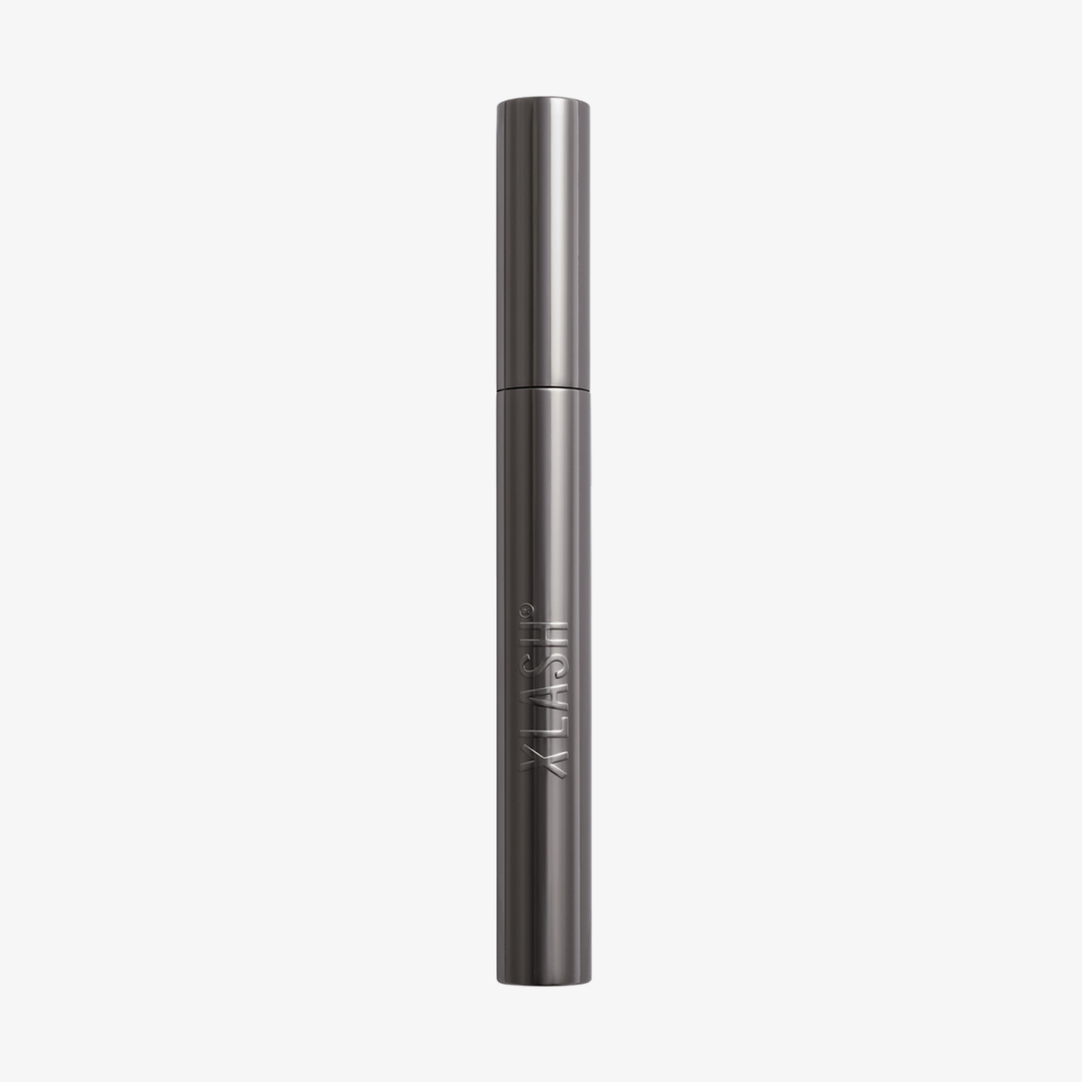 Der XLASH Drama Tinted Primer in einer metallischen Tube steht aufrecht auf einem schlichten weißen Hintergrund.