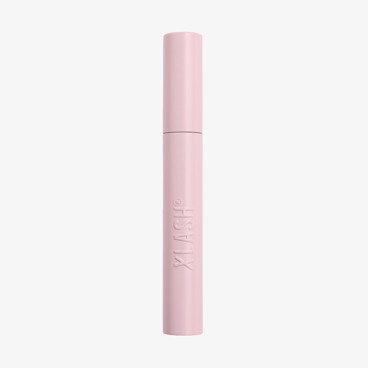 Eine Tube XLASH Lash Hero Mascara steht aufrecht auf einem weißen Hintergrund.