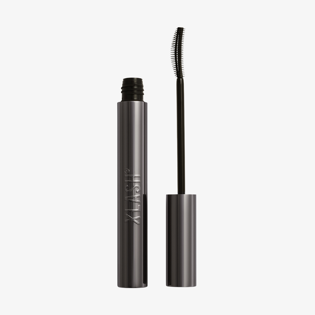 Geöffnete Tube „XLASH Drama Tinted Primer“ mit gebogenem Pinselapplikator, aufrecht auf weißem Hintergrund abgebildet.