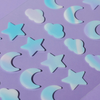 Ein Bogen mit blau-weißen Magic Dream Dots-Aufklebern in Form von Monden, Sternen und Wolken.