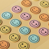 Ein Bogen mit bunten, runden Mood Dots-Aufklebern, auf denen verschiedene Smileys mit Herz- oder Sternaugen abgebildet sind.