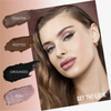 Eine Frau mit gewelltem Haar trägt ein glamouröses Make-up mit der Danessa Myricks Beauty Lightwork Palette Freedom Palette Everyday Magic, die vier Lidschattentöne enthält: Toasted, Rooted, Grounded und Wish.