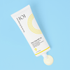 Eine Tube Geek & Gorgeous Zero Feel SPF 50 Sonnenschutzmittel auf blauem Hintergrund, auf dem etwas Creme verteilt ist.