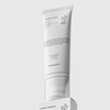 „Transparent Lab Invisible Sunscreen SPF50+“ in einer weißen Tube, aufrecht auf der Verpackung stehend, vor einem einfarbigen Hintergrund abgebildet.