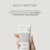 Eine Hand hält eine Tube „Transparent Lab Lightweight Sunscreen SPF50+“ vor einem einfarbigen Hintergrund, darüber ist Text zu sehen.