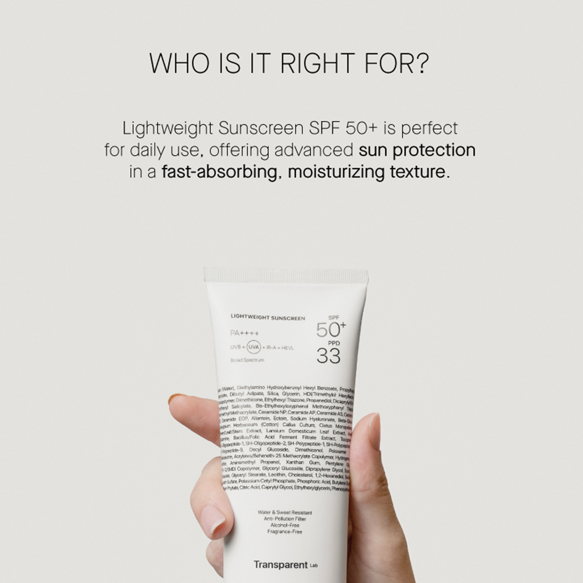 Eine Hand hält eine Tube „Transparent Lab Lightweight Sunscreen SPF50+“ vor einem einfarbigen Hintergrund, darüber ist Text zu sehen.