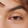 Nahaufnahme eines menschlichen Auges und einer Augenbraue, die mit Brow Booster behandelt wurden.