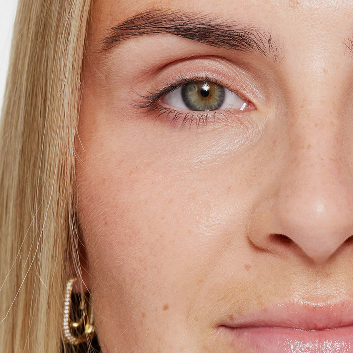 Nahaufnahme des Auges und der Augenbraue einer Person, die mit Brow Booster von XLASH behandelt wurden.