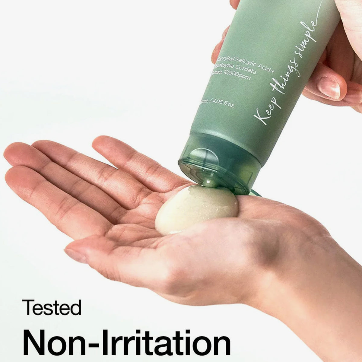 Eine Hand gibt cremiges Gel aus einer grünen Tube mit der Aufschrift „Heartleaf LHA Moisture Peeling Gel“ aus. Text: Auf Reizfreiheit getestet.
