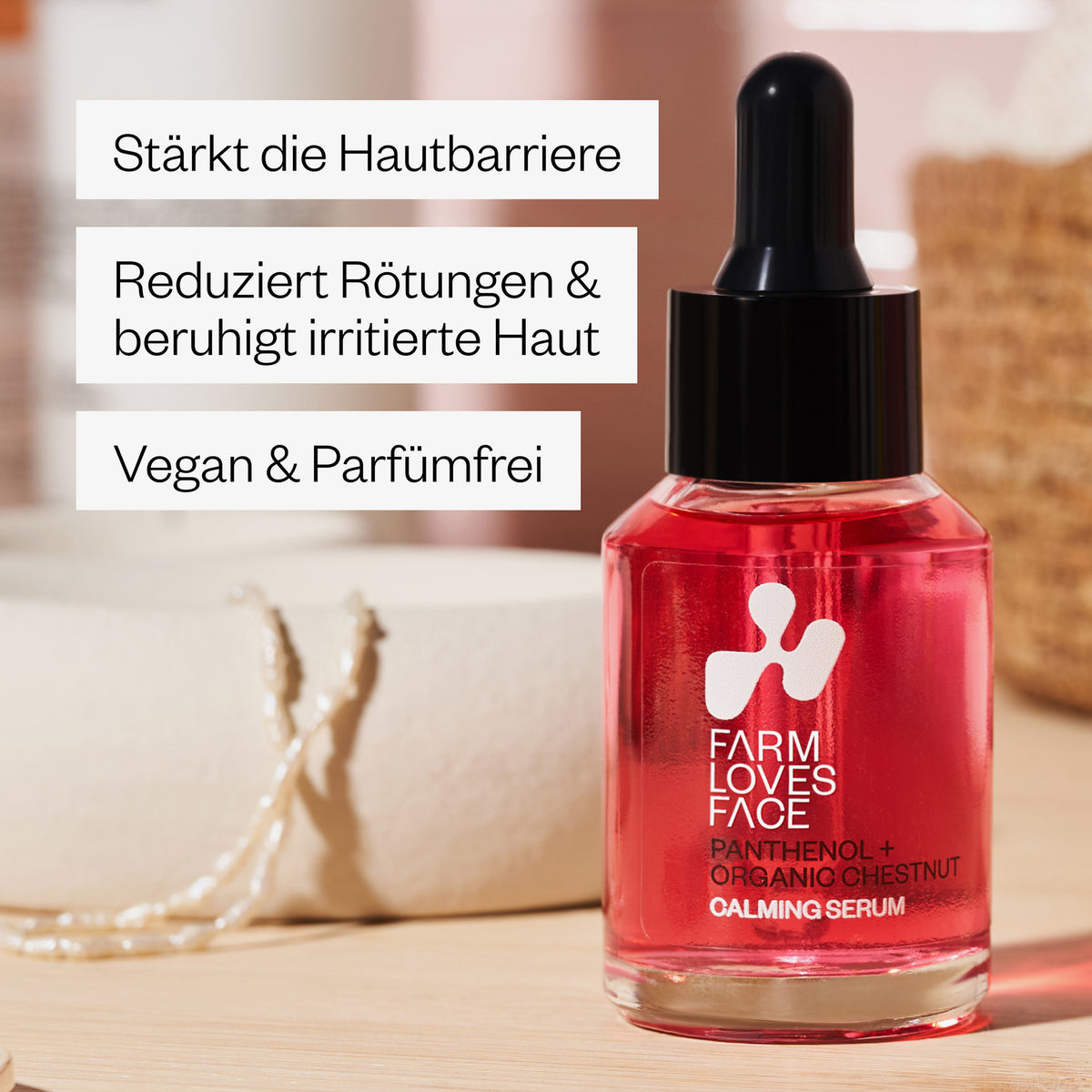 Das Panthenol + Bio-Kastanie Calming Serum stärkt die Hautbarriere mit Bio-Kastanie, reduziert Rötungen und enthält Panthenol. Es ist vegan und parfümfrei.