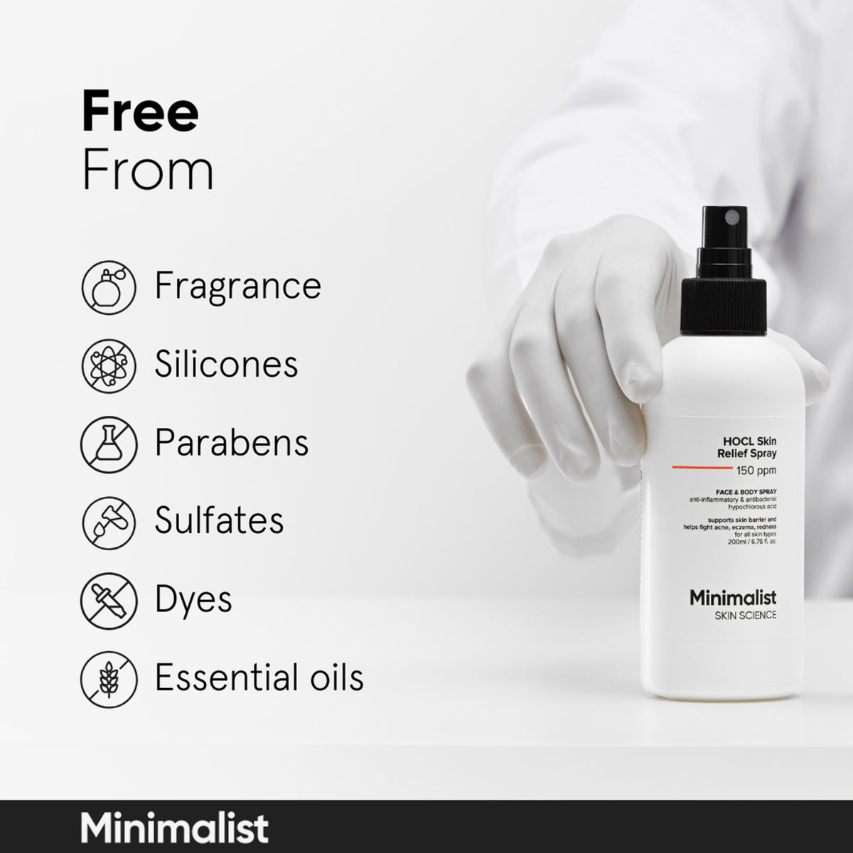 Eine behandschuhte Hand hält ein Minimalist HOCl Skin Purifying Spray 150ppm neben einer Liste mit Inhaltsstoffen, die das Produkt nicht enthält (Parfüm, Silikone, Parabene, Sulfate, Färbemittel, ätherische Öle).