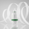 Eine Flasche „Philip Kingsley Flaky/Itchy Scalp Hydrating Curl Anti-Dandruff Shampoo“ steht inmitten weißer Wirbel auf einem hellgrauen Hintergrund.