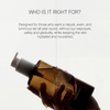 Eine Hand hält Melanoil DHA von Transparent Lab, eine braune Pumpflasche für natürliche, sonnenlose Bräune.