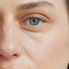 Nahaufnahme eines menschlichen Auges mit gepflegten Augenbrauen und sichtbaren Wimpern nach der Anwendung von Brow Booster von XLASH.