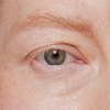 Nahaufnahme eines menschlichen Auges und einer Augenbraue, die mit Brow Booster behandelt wurden.