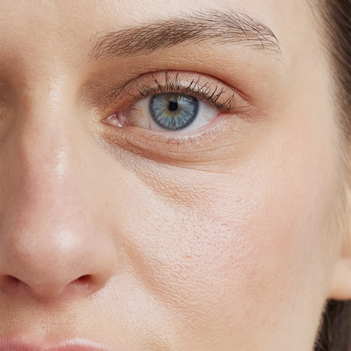 Nahaufnahme des Auges und der Augenbraue einer Person, die mit dem XLASH Brow Booster behandelt wurden.