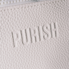 Die Nahaufnahme der PURISH-Reisetasche – Creme zeigt das Wort „PURISH“, das auf der strukturierten weißen Oberfläche eingeprägt ist.