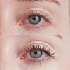 Nahaufnahme eines blauen Auges vor und nach der Anwendung des XLASH Drama Tinted Primer, die deutlich dichtere und dunklere Wimpern zeigt.