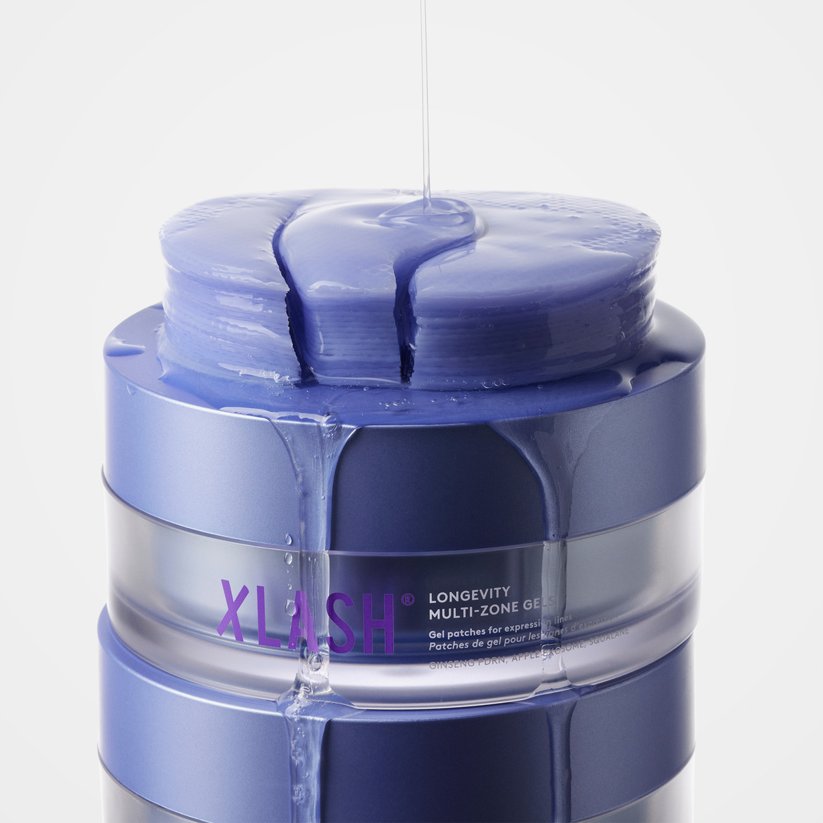Ein Stapel blauer Longevity Multi-Zone-Gele, an deren Behälterwänden Flüssigkeit herunterläuft.
