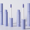 Fünf Tuben „BLONDESISTER 2 IN 1 EYES FIRST LASH&BROW SERUM“, zwei davon geöffnet, mit violetten Applikatoren.