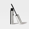 Silver XLASH Lash Booster-Mascara-Tube mit herausgezogenem Applikatorpinsel.