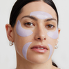Eine Person, die hellviolette Longevity Multi-Zone Gels unter den Augen, auf der Stirn und oberhalb der Kinnlinie trägt.