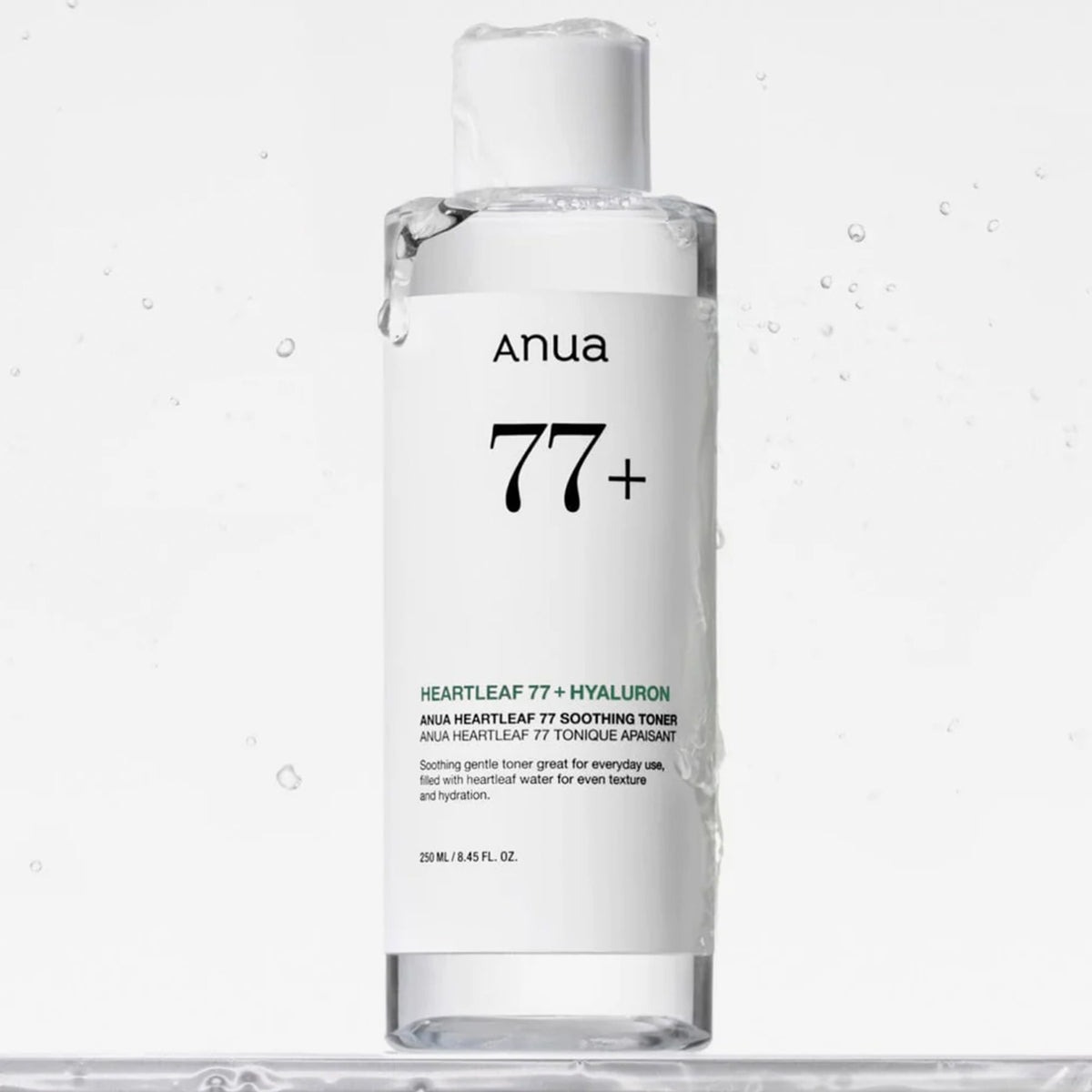 Eine durchsichtige Flasche Heartleaf 77 % Soothing Toner mit Wassertropfen auf der Oberfläche.