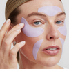 Eine Person, bei der Longevity Multi-Zone Gels in der Duftnote Lavendel auf die Stirn, unter die Augen und auf die Wangenknochen aufgetragen wurden.