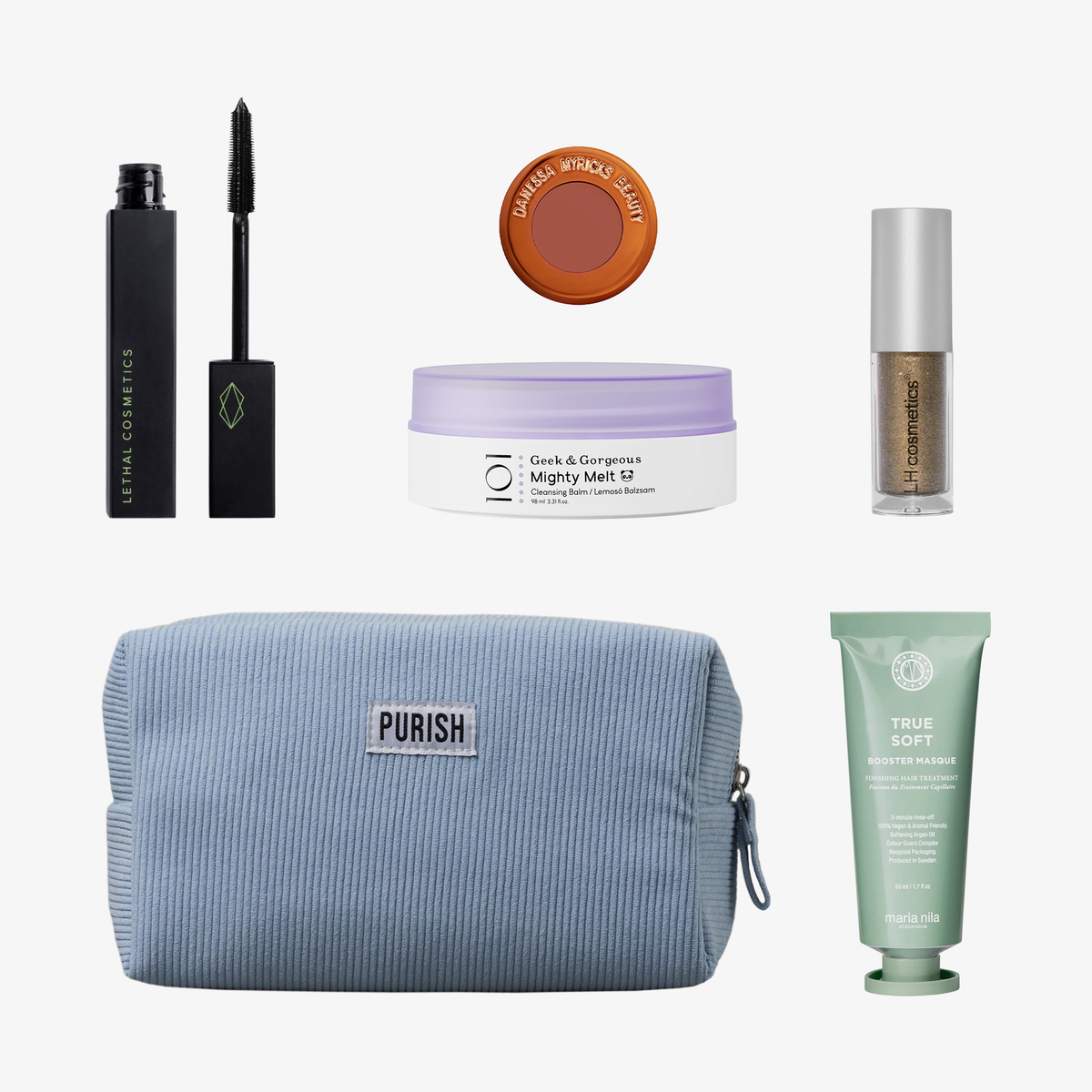 Beauty-Set mit Mascara, Cream Blush, Cleansing Balm, Glitzer-Liquid-Eyeshadow, Purish-Tasche und Maria Nila Haarmaske vor weißem Hintergrund.