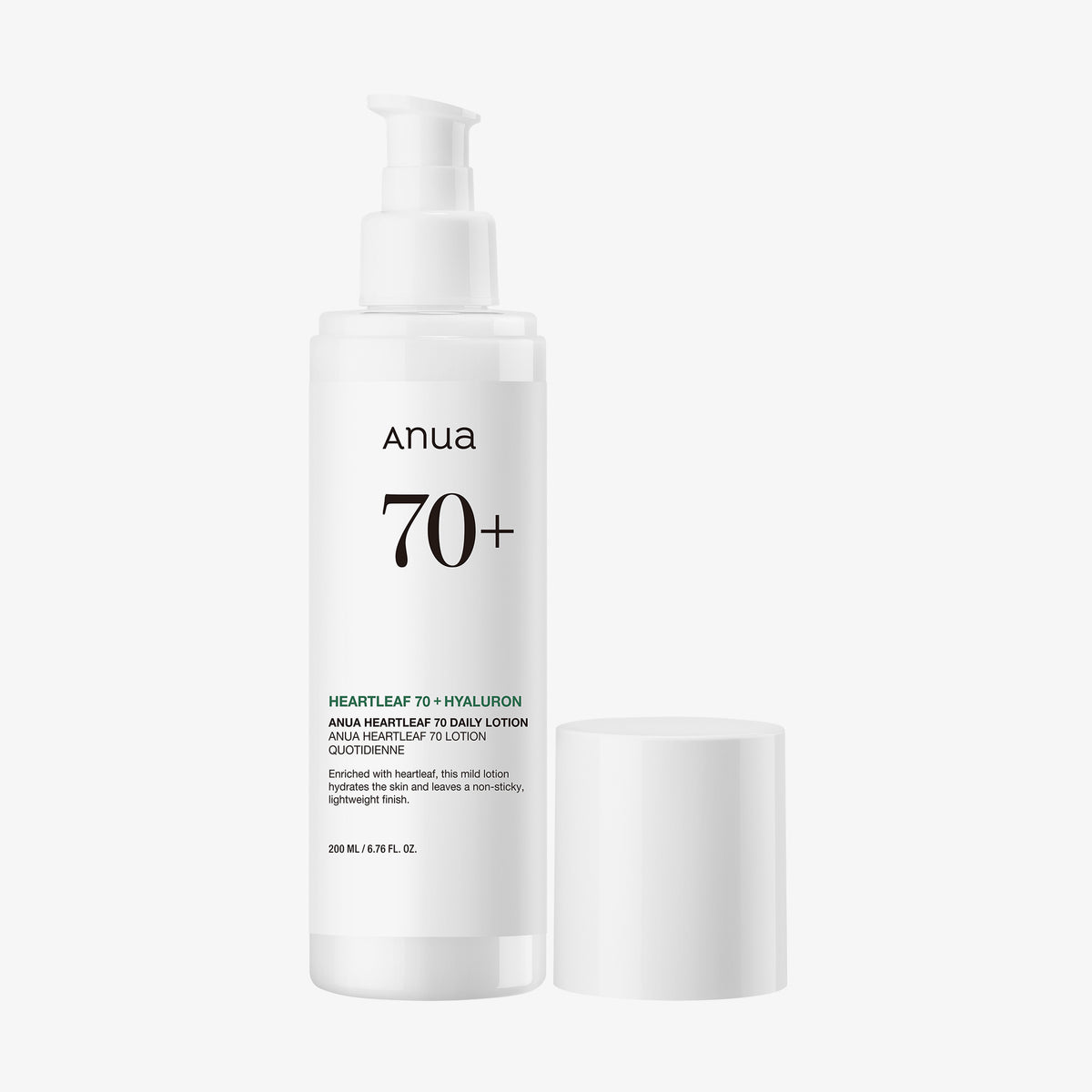 Eine weiße Pumpflasche Heartleaf 70 Daily Lotion mit dem daneben platzierten Deckel.