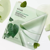 Flatlay-Aufnahme der ANUA Heartleaf 70 Soothing Collagen Mask mit grünen Blättern und Serum auf weißem Untergrund.