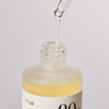 Eine Pipette gibt die „Heartleaf 80 % Soothing Ampoule“ von ANUA in eine offene, mattierte Flasche vor einem hellen Hintergrund ab.