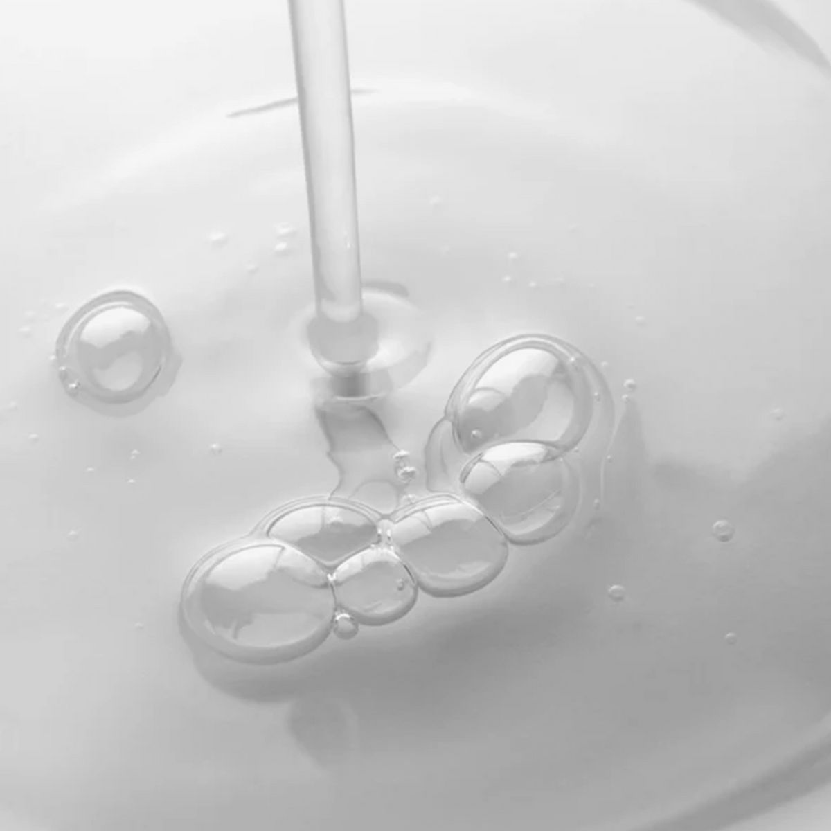 Nahaufnahme einer klaren Gel-Textur mit Blasen, die frisch gegossen wird, für einen transparenten und leichten Auftrag.