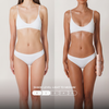 Frau in weißen Badeanzug; links vor Anwendung (hell), rechts nach Anwendung des Bali Body Self Tanning Mousse Light to Medium (gebräunt).