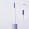 BLONDESISTER 2-IN-1 EYES FIRST WIMPERN- UND AUGENBRAU-SERUM: Strukturierter Applikator mit violetter Spitze, abgebildet mit rotierendem Pfeil und Nahaufnahme der Spitze.