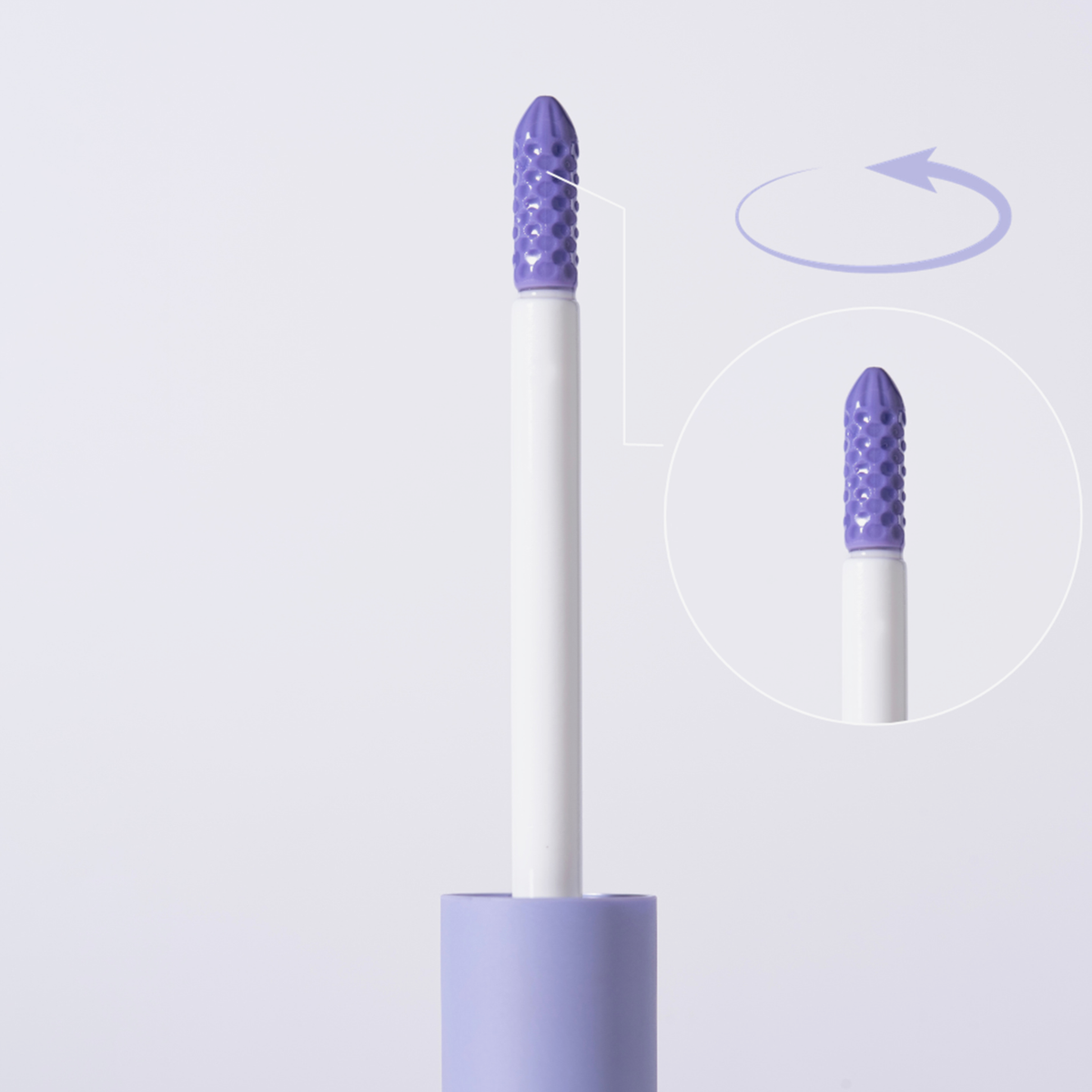 BLONDESISTER 2-IN-1 EYES FIRST WIMPERN- UND AUGENBRAU-SERUM: Strukturierter Applikator mit violetter Spitze, abgebildet mit rotierendem Pfeil und Nahaufnahme der Spitze.