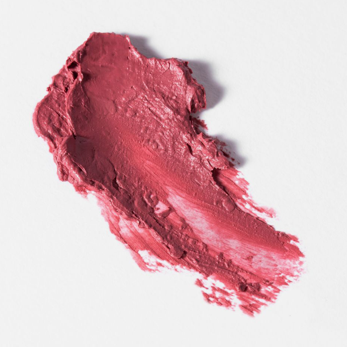 BLONDESISTER 2 IN 1 – DU HAST DIE WAHL: LIPPEN ODER WANGEN: cremige, tiefrosa Farbe, aufgetragen auf weißem Untergrund, die eine reichhaltige Textur und hohe Pigmentierung zeigt.