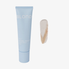 Eine hellblaue Tube „BLONDESISTER 2 IN 1 NATURAL BEAUTY TINTED CREAM SPF15“ mit einem beigen Farbmuster auf weißem Hintergrund.