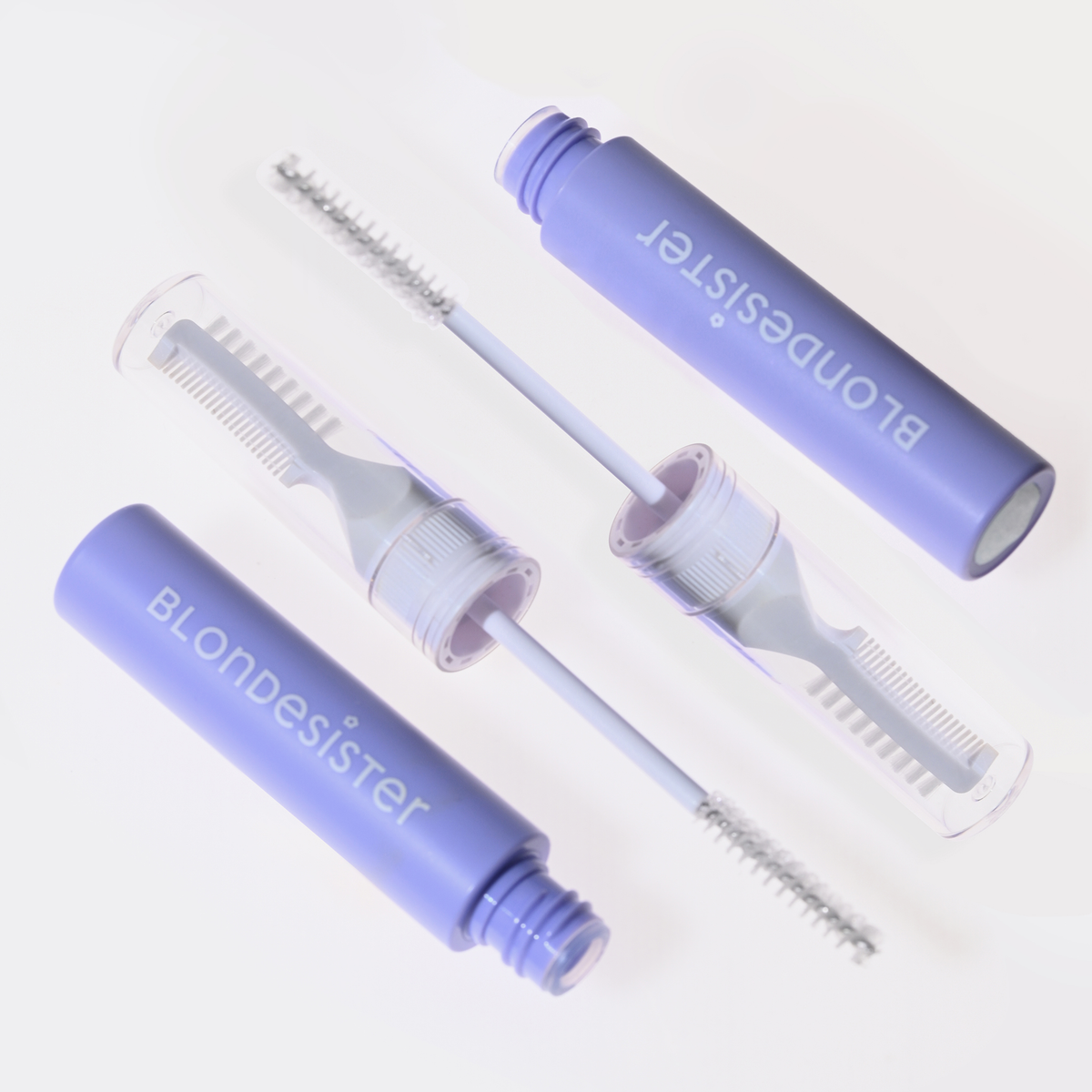 Zwei geöffnete Tuben BLONDESISTER 3 IN 1 FIX&GO BROW GEL mit weißen Applikatoren, vor einem weißen Hintergrund abgebildet.