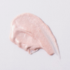 Ein Farbmuster des „BLONDESISTER GLOWEYE EYESHADOW“, eines schimmernden, hellrosa Creme-Lidschattens, ist auf einem weißen Hintergrund aufgetragen.