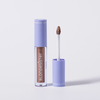 Eine Tube BLONDESISTER GLOWEYE EYESHADOW mit violetter Kappe, abgebildet in geöffnetem Zustand, mit schimmerndem Braun auf dem Applikator.
