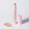 Ein rosafarbener „BLONDESISTER READY TO GLOW HIGHLIGHTER CRYSTAL MOOD 01“, ohne Verschluss, mit einer goldschimmernden Spitze und einem Fleck auf weißem Hintergrund.