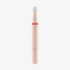 Das Colour Cushion Juicy Lip Oil von Catrice Cosmetics ist ein pfirsichfarbener Lippenölstift mit Schwammapplikator und dem Colour Cushion-Label auf der Tube.