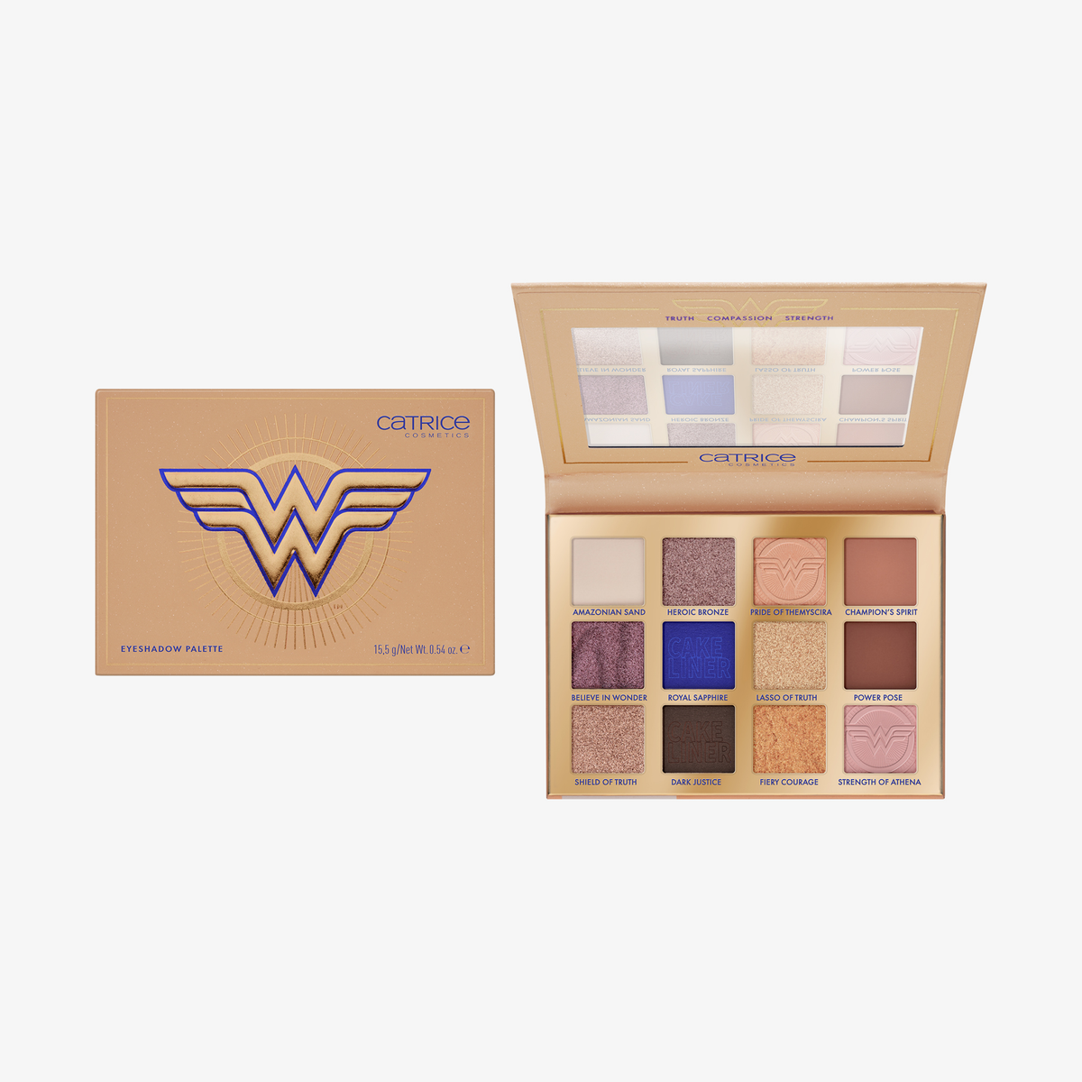 Geöffnete Wonder Woman-Lidschattenpalette mit neutralen und violetten Farbtönen neben der Verpackung.