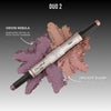 Danessa Myricks Beauty Duo Multi-Use Pigment Stick in Burgunder- und Roségoldtönen, mit Produktproben im Hintergrund.